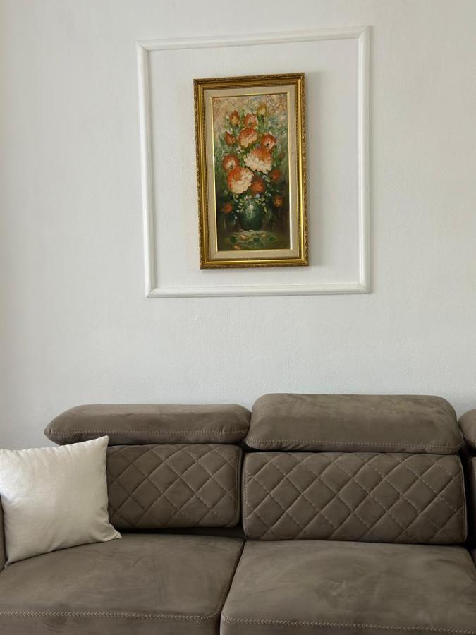 Victorias Apartment Tirane Zewnętrze zdjęcie